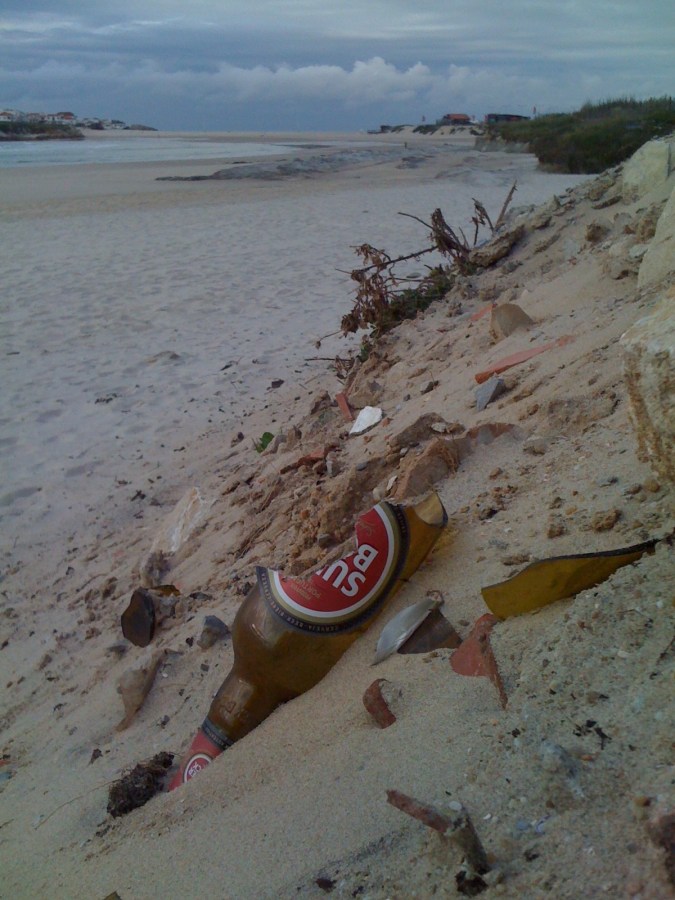Garrafa partida na praia