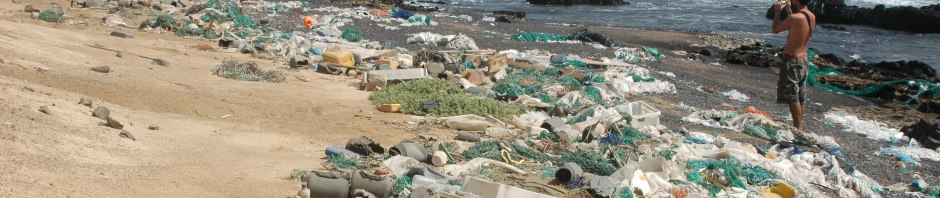 Ilha de plástico na praia dos Achados na ilha de Santa Luzia em Cabo Verde.