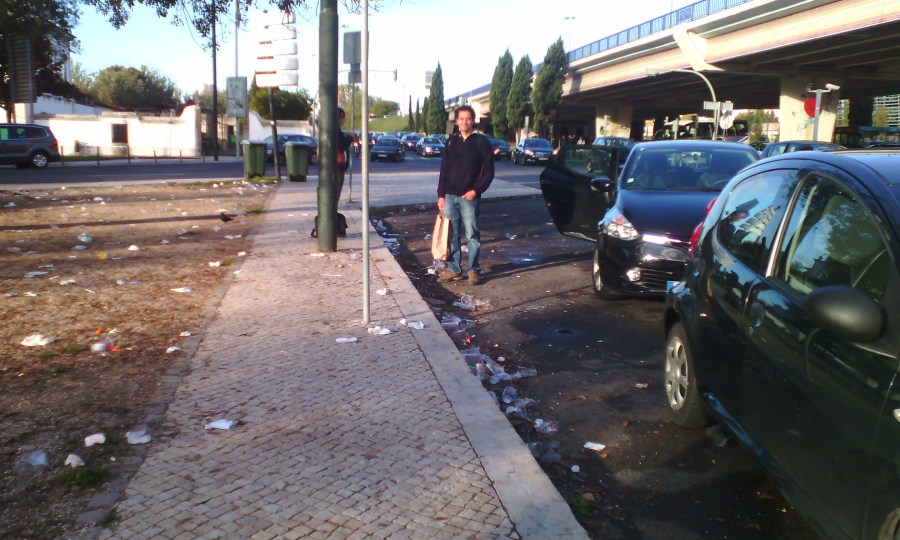 Copos descartaveis a poluir o Jardim do Campo Grande, Lisboa