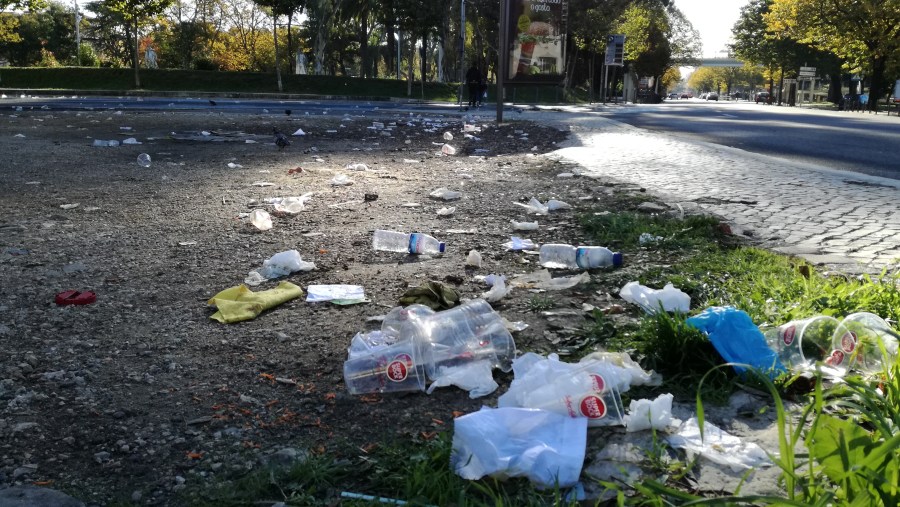 Copos descartáveis a poluir o Jardim do Campo Grande, Lisboa