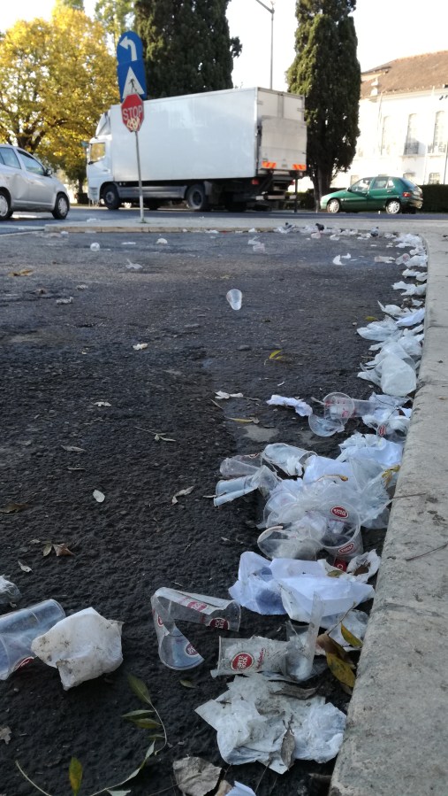 Copos descartáveis a poluir o Jardim do Campo Grande, Lisboa