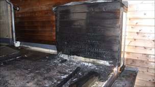 Casa incendiada no Reino Unido