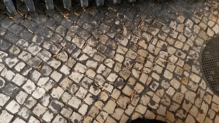 Beatas também são Lixo: beatas na calçada