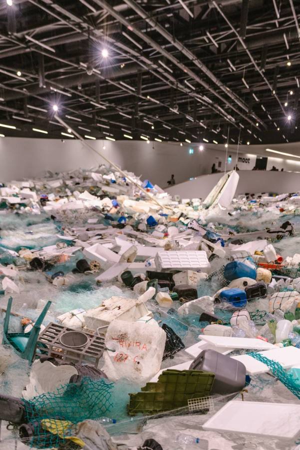 Over Flow, a exposição individual de Tadashi Kawamata na Galeria Oval do MAAT, foca questões em torno do turismo e da ecologia globais.