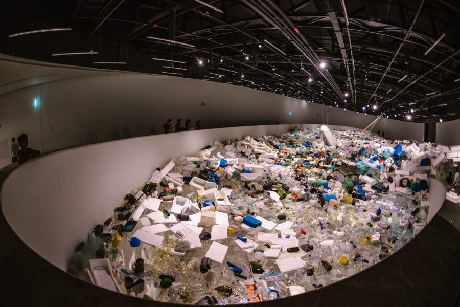 Over Flow, a exposição individual de Tadashi Kawamata na Galeria Oval do MAAT, foca questões em torno do turismo e da ecologia globais.