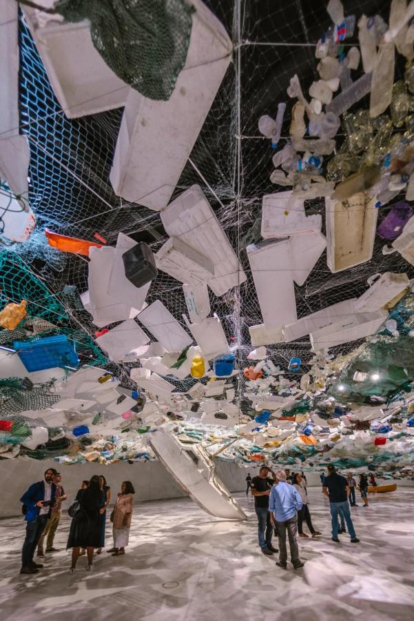 Over Flow, a exposição individual de Tadashi Kawamata na Galeria Oval do MAAT, foca questões em torno do turismo e da ecologia globais.