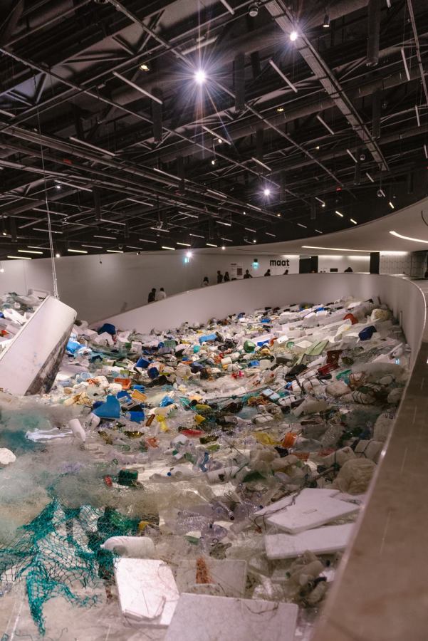 Over Flow, a exposição individual de Tadashi Kawamata na Galeria Oval do MAAT, foca questões em torno do turismo e da ecologia globais.